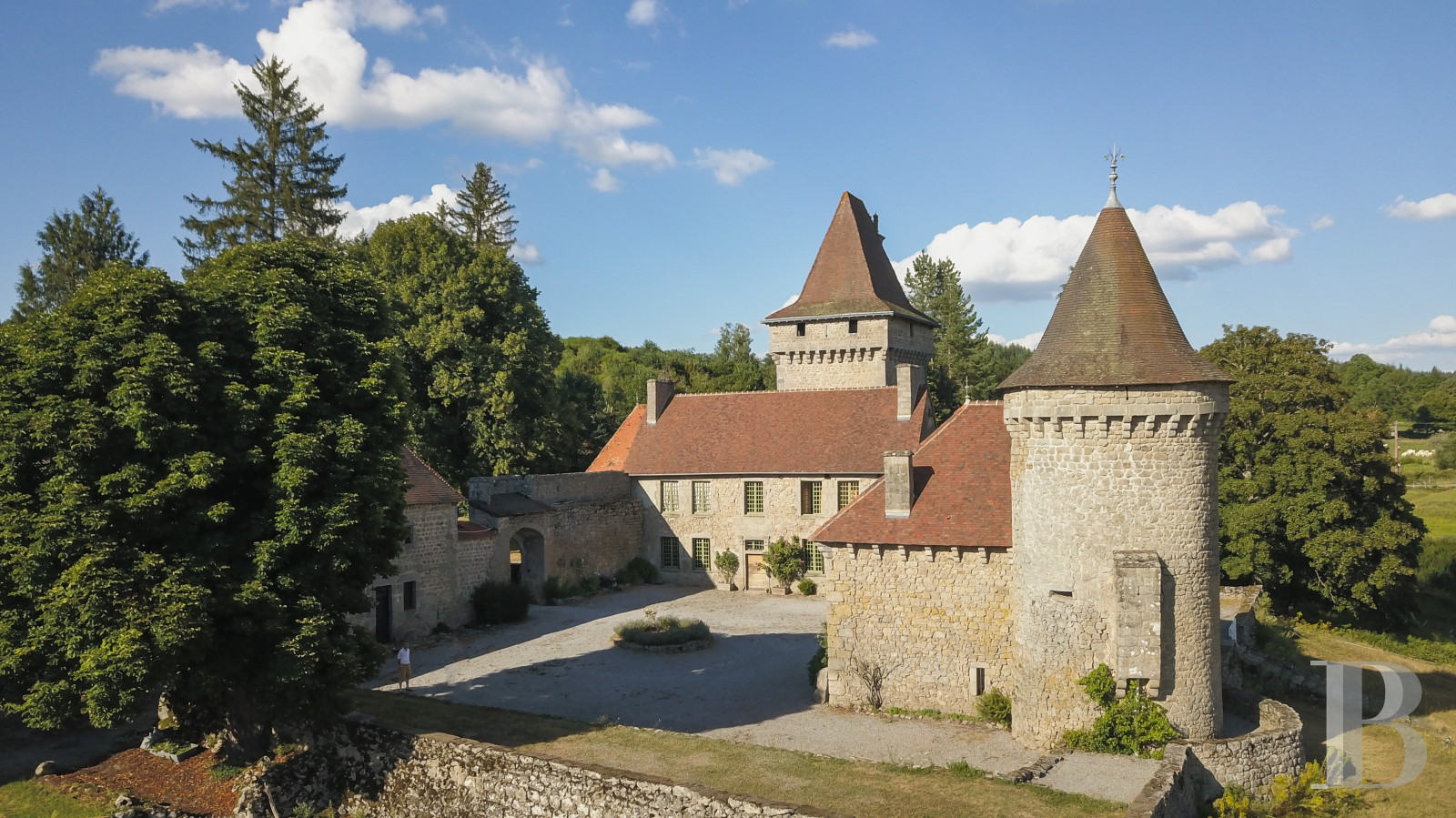 En Limousin, dans le sud-est de la Creuse et à proximité d’Aubusson, un logis indépendant du 17e siècle au centre d’une place forte médiévale,  - photo  n°1